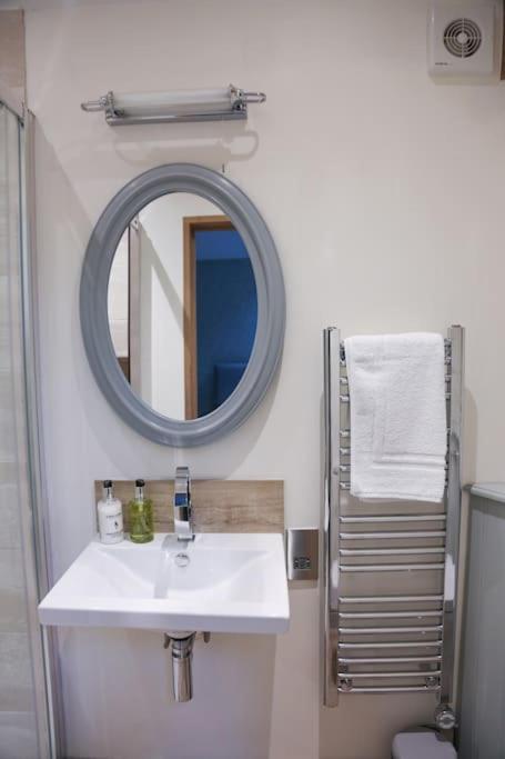 Barley - Cosy Stylish Apartment - Easy Access To Bath And Many Nearby Attractions Box  Extérieur photo